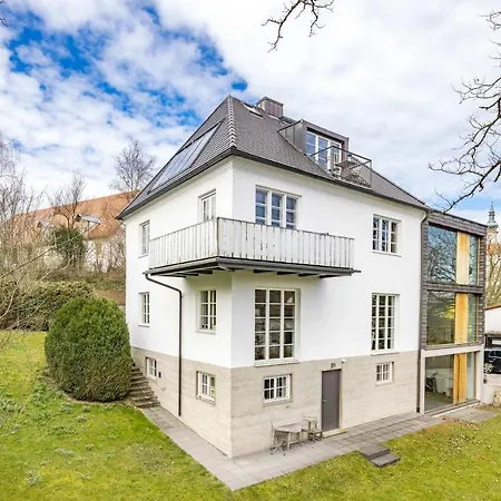 Saniertes Wohnhaus Von 1934 Mit Buro-anbau In Seenahe Mit 4 Штарнберг
